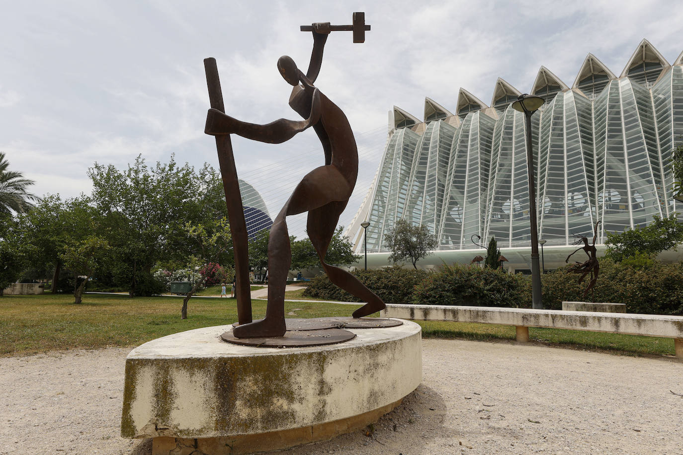 Fotos: Figuras de hierro se alzan entre edificios de trencadís