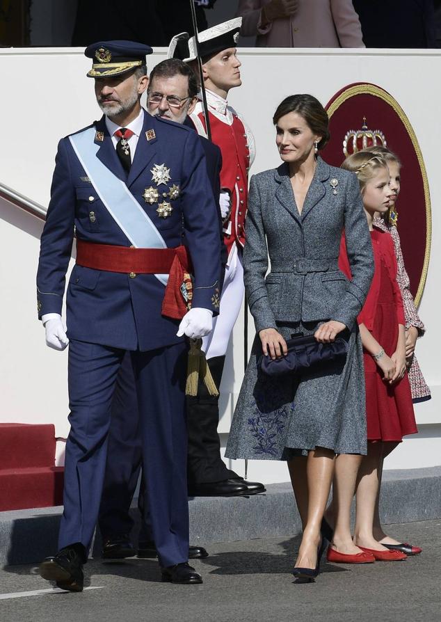 BROCHE DEL SIGLO XIX | Esta pieza cuenta con dos perlas, rodeadas por doce brillantes y unidas por un diamante talla almohadilla. La reina Letizia lo llevó por primera vez en la Fiesta Nacional del 12 de octubre del 2017 -en la imagen-. 
