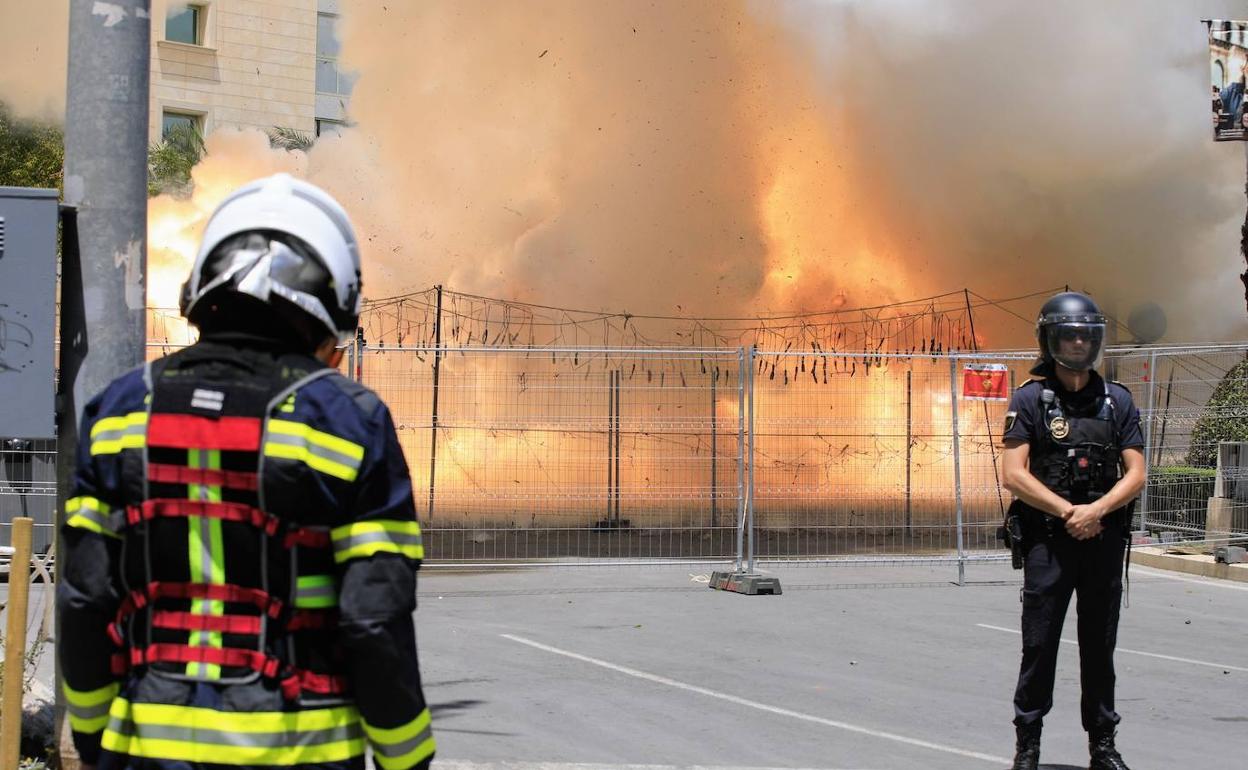 Imagen de la mascletà del día 24 de junio en la Plaza de los Luceros. 