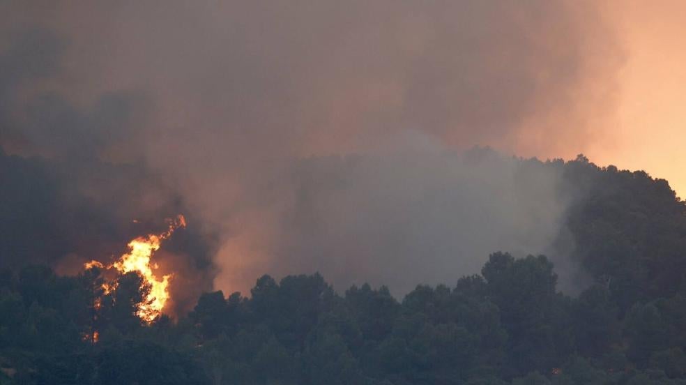 Los bomberos luchan contra el fuego en el incendio de Venta del Moro