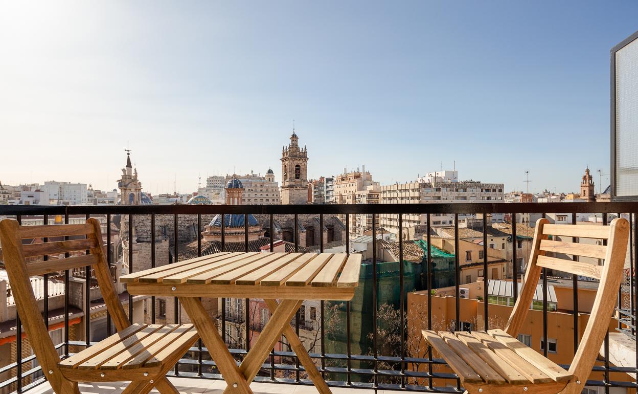 Vista de la ciudad desde una terraza de una vivienda del centro de Valencia. 
