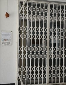 Imagen secundaria 2 - Vecinos de El Faro durante la protesta, el cartel que se colocó para anunciar el cierre y el acceso al centro clausurado. 