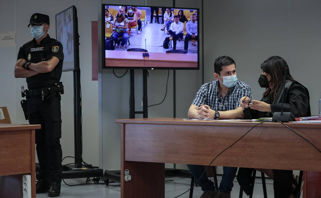 El acusado del asesinato de Marta Calvo, Jorge Ignacio, junto a su abogada. 