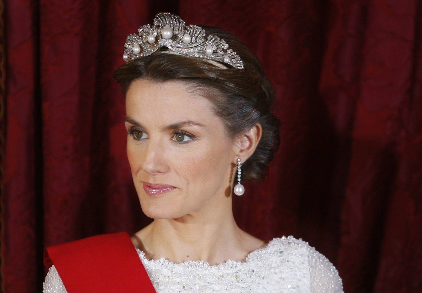 TIARA CHATA | Su origen se remonta a 1867 y fue un encargo de Isabel II de España, para la boda de su hija la infanta María Isabel con el príncipe Cayetano María de Borbón-Dos Sicilias. También se suelen referir a ella como 'la diadema de las conchas' por sus motivos marinos.