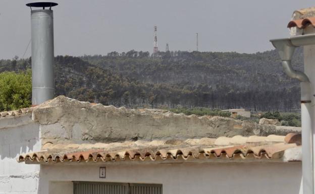 Imagen principal - Última hora del incendio de Venta del Moro | Los bomberos frenan el fuego en Venta del Moro pero no lo estabilizan