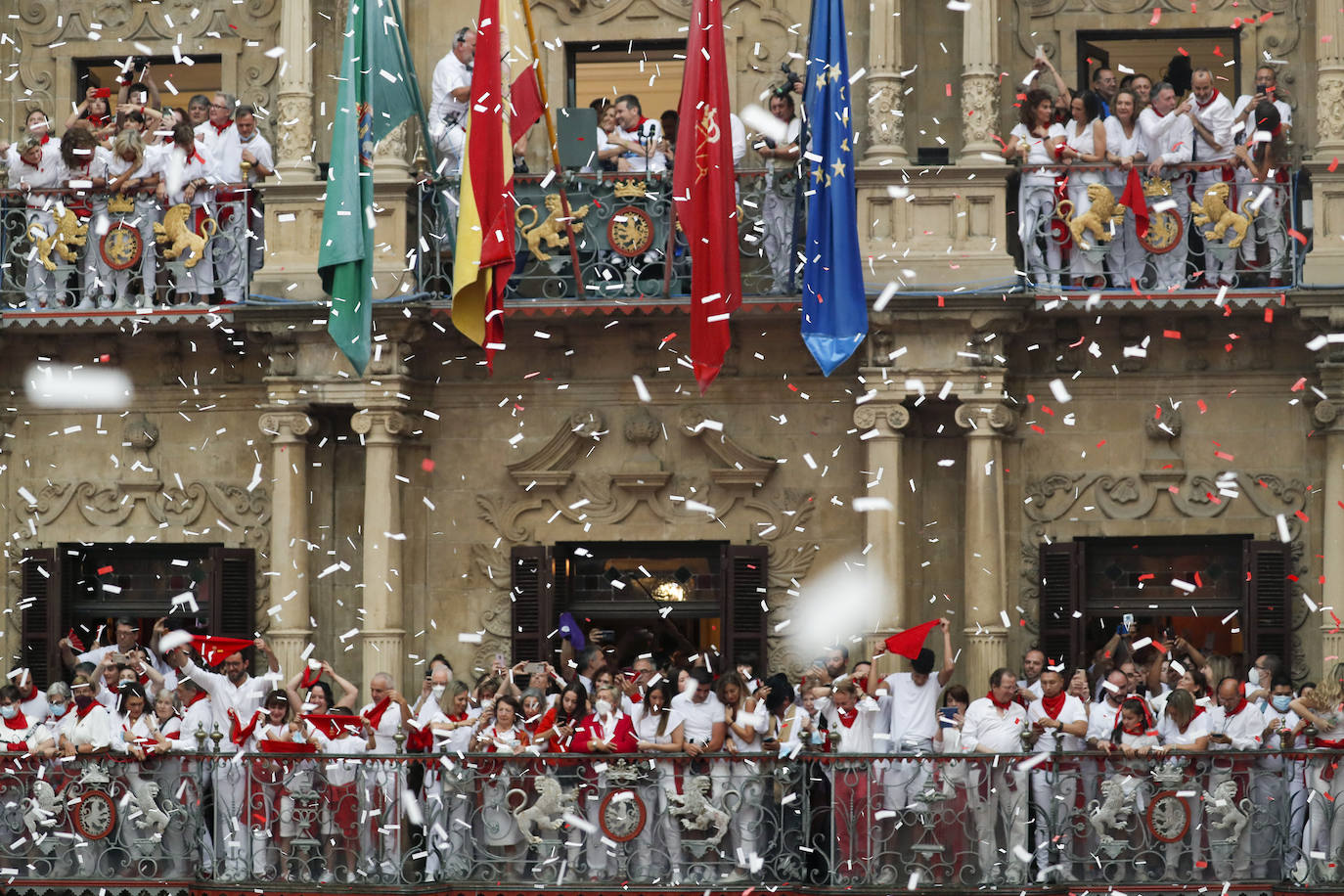 Miles de papelitos vuelan en Pamplona segundos después de que Juan Carlos Unzué encendiera el chupinazo de las fiestas de San Fermín. 