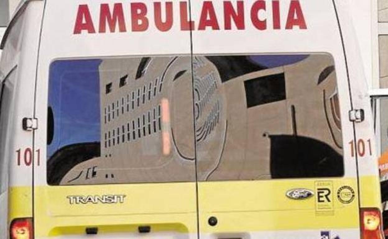 El herido fue trasladado en ambulancia al hospital. 
