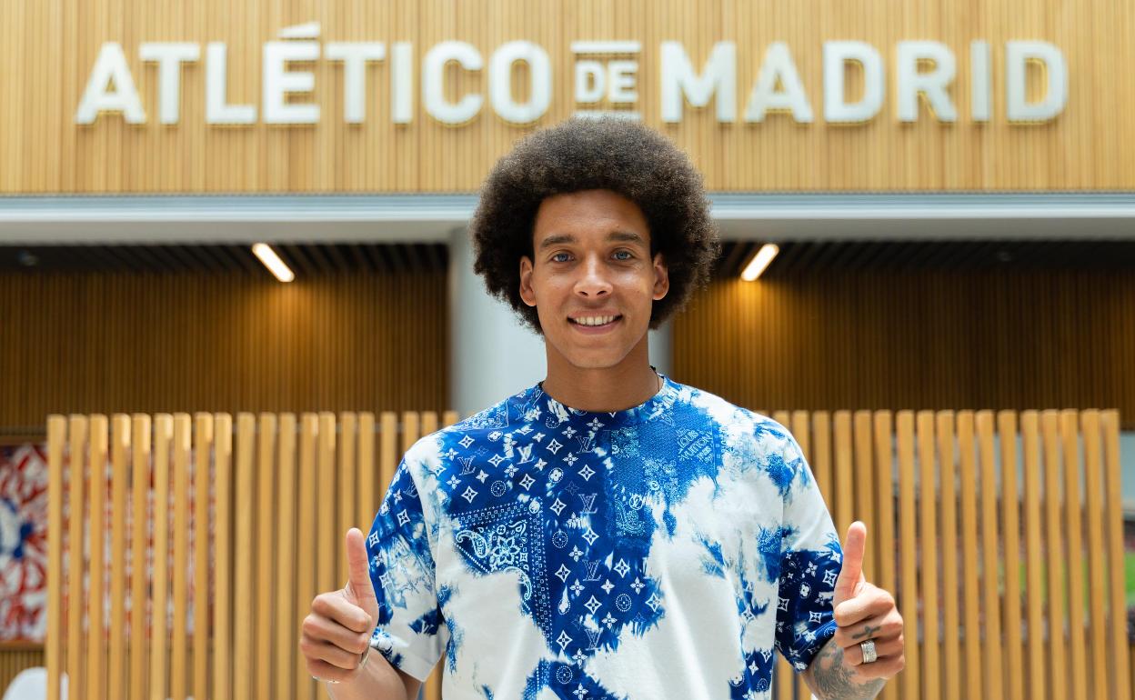 Axel Witsel posa como nuevo jugador del Atlético.