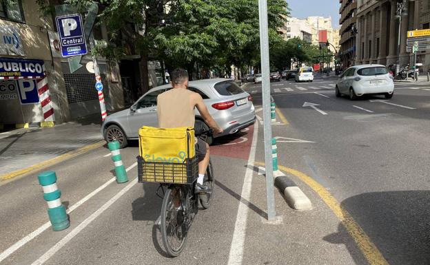 Imagen principal - Algunas zonas del carril bici de Valencia con sus respectivos obstáculos. 