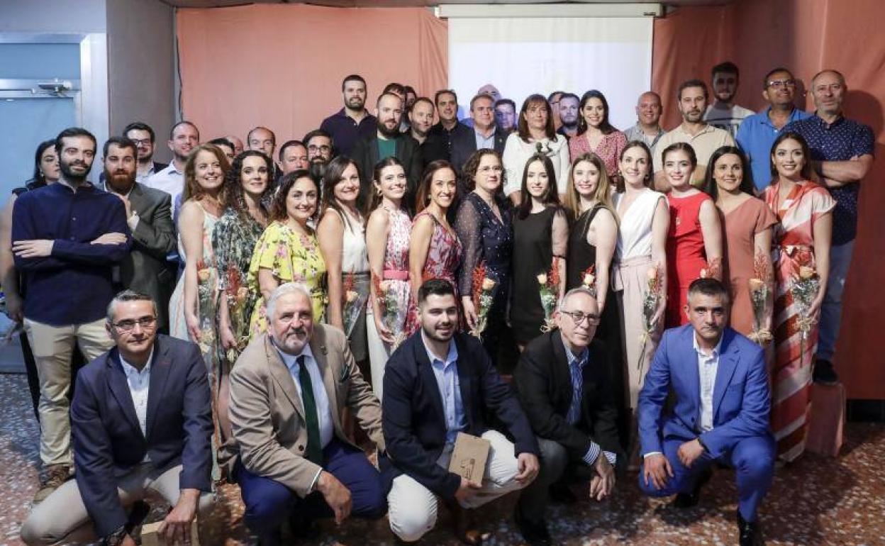 Componentes de las fallas de Primera A, en el homenaje de la Federación a Manolo Algarra. 