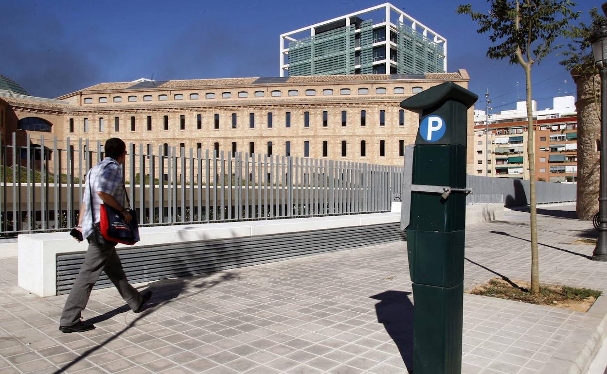 Zona ORA de aparcamiento, junto al complejo 9 d'Octubre, en imagen de archivo. 