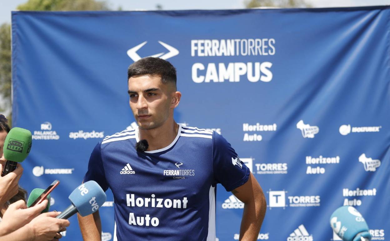 Ferran Torres, en su campus de Foios