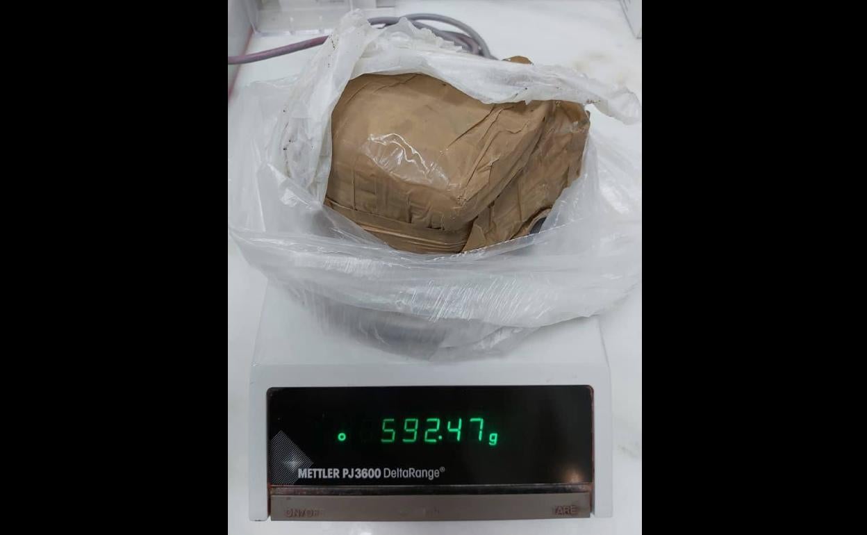 Proceso de pesado del material hallado. 