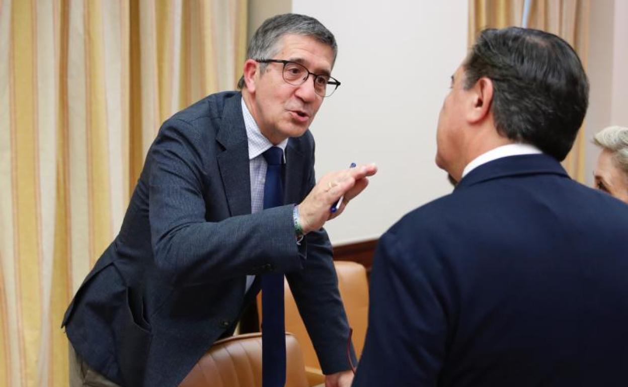 Patxi López preside la comisión Constitucional. 