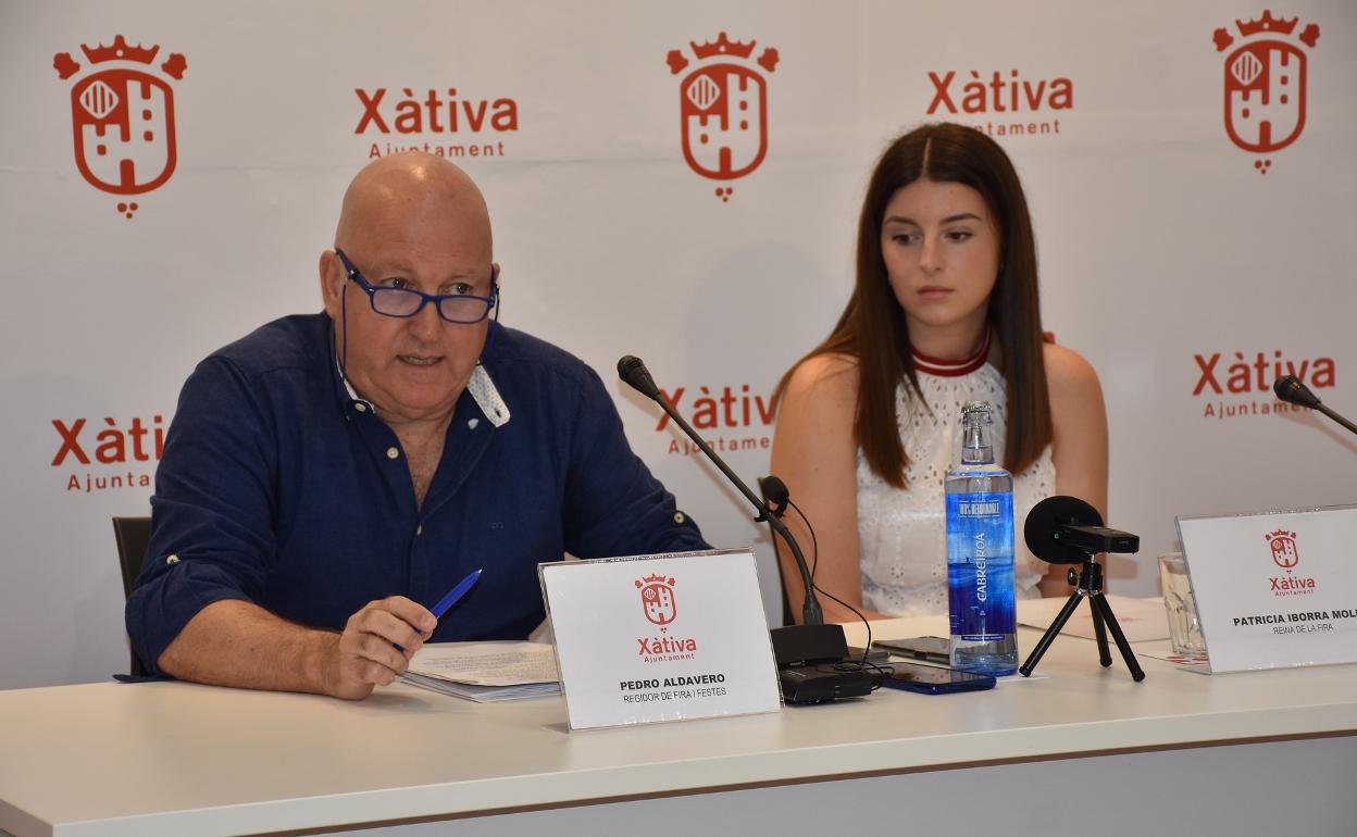 El concejal y la reina de la Fira en la presentación de la programación. 