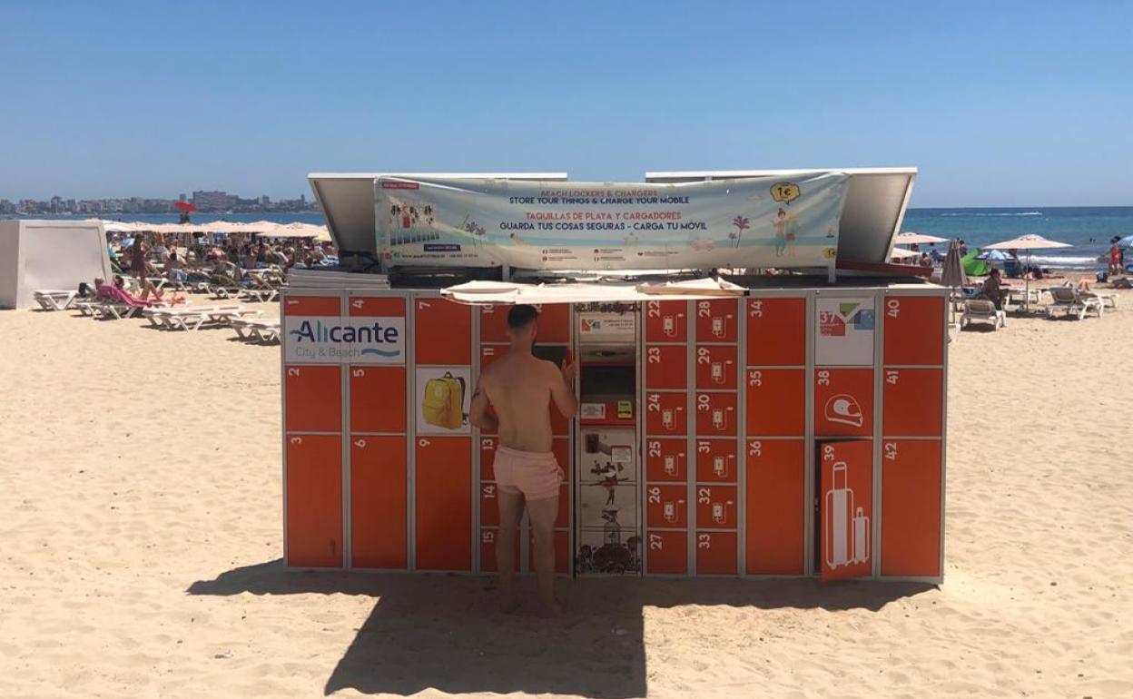 Imagen de las taquillas instaladas en la playa del Postiguet de Alicante. 