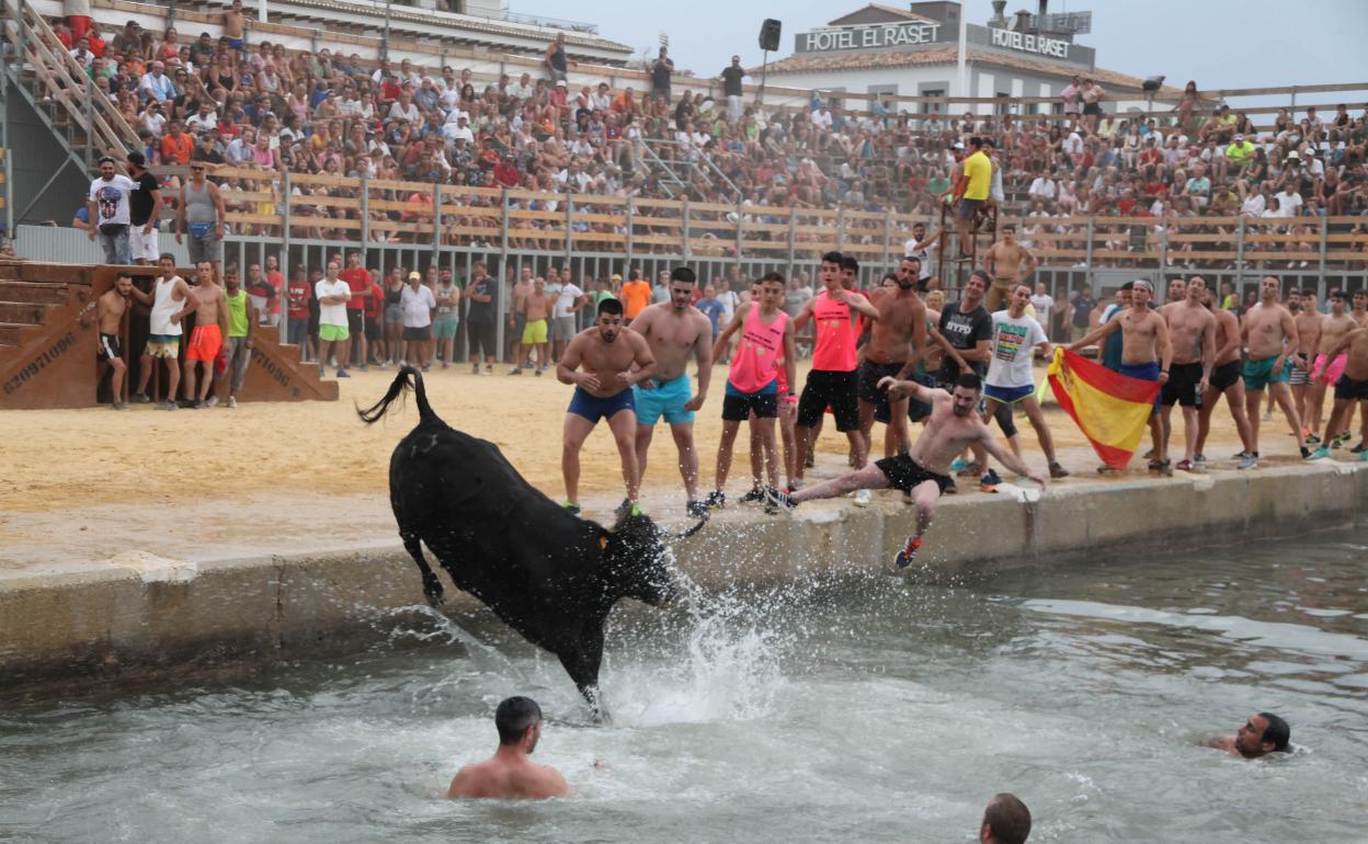 Imagen de archivo de los bous a la mar de Dénia