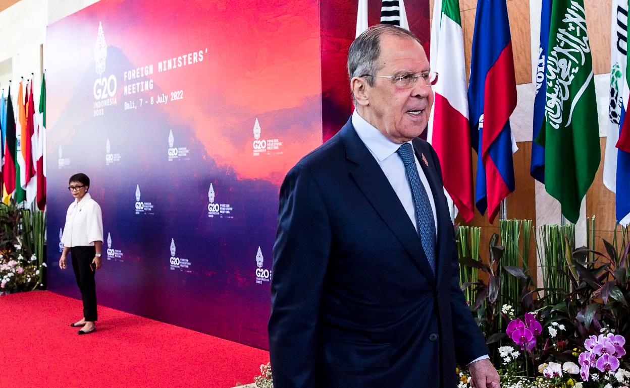 El jefe de la diplomacia rusa, Serguéi Lavrov, poco antes de marchar de la reunión del G20, que se celebra en Bali.