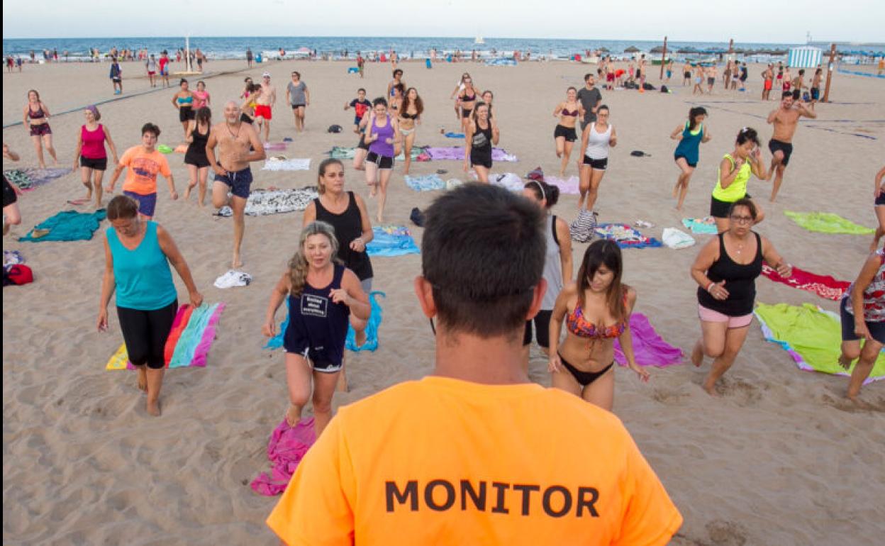 Una clase de deporte en la playa de la Malvarrosa.