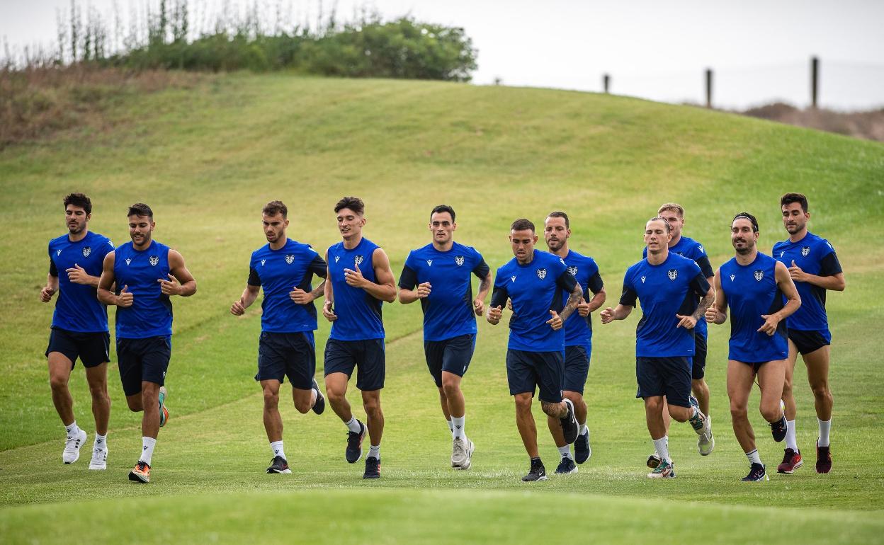 Jugadores del Levante, ejercitándose en el Parador de El Saler. 