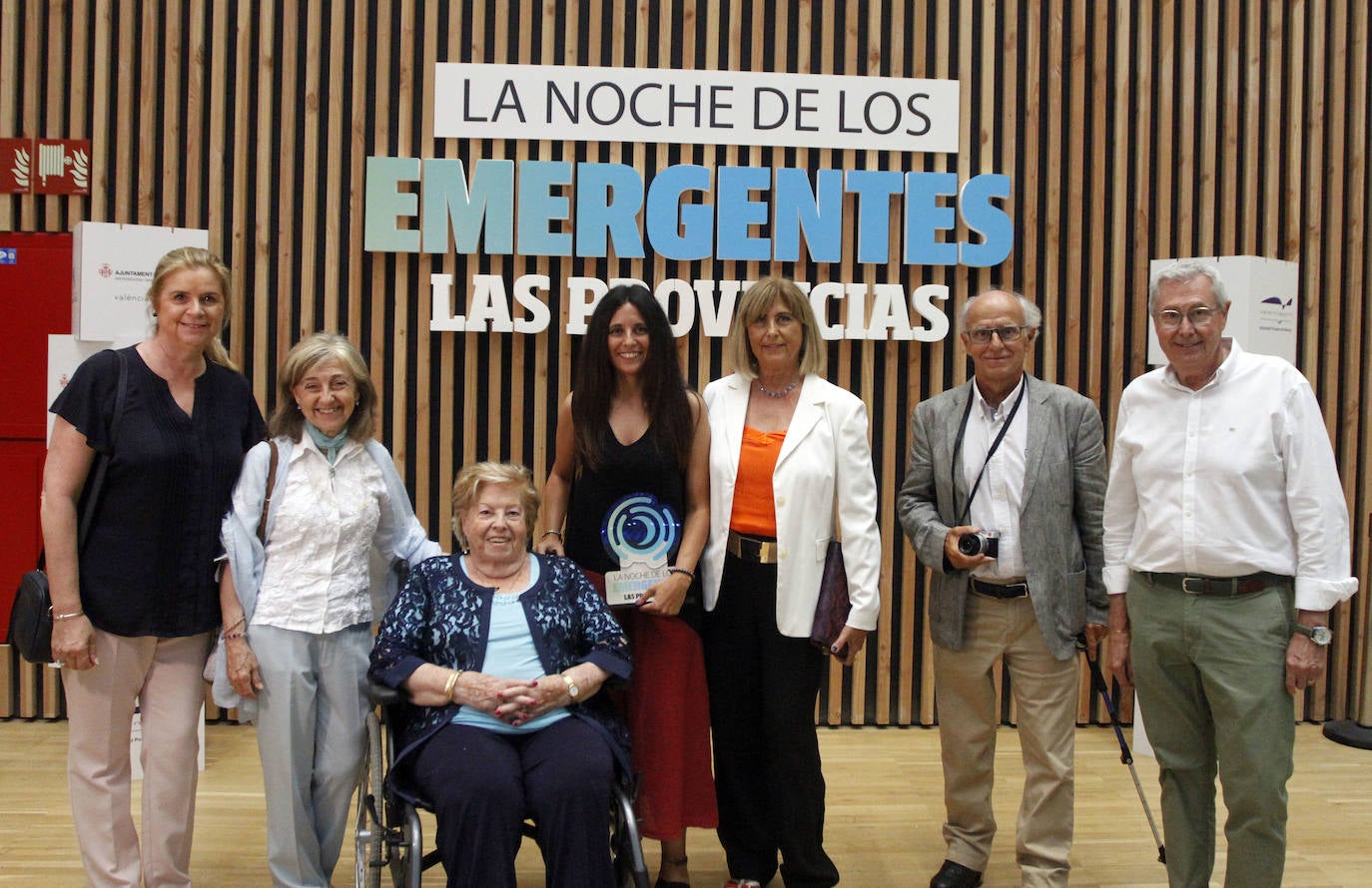 La matemática Rebecca Azulay posa con sus familiares tras recibir uno de los premios. 