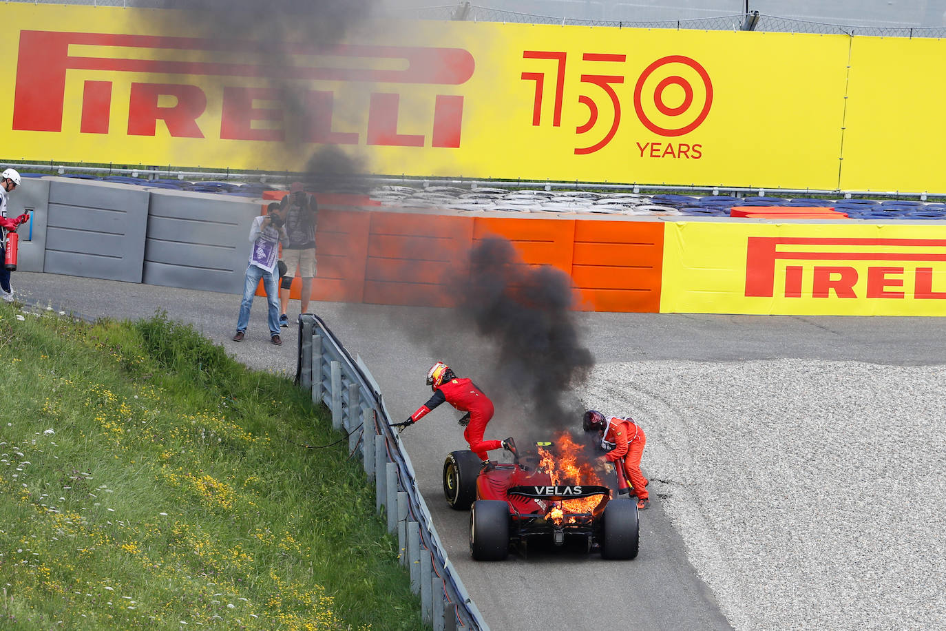 Fotos: El ferrari de Carlos Sainz en llamas en el GP de Austria 2022