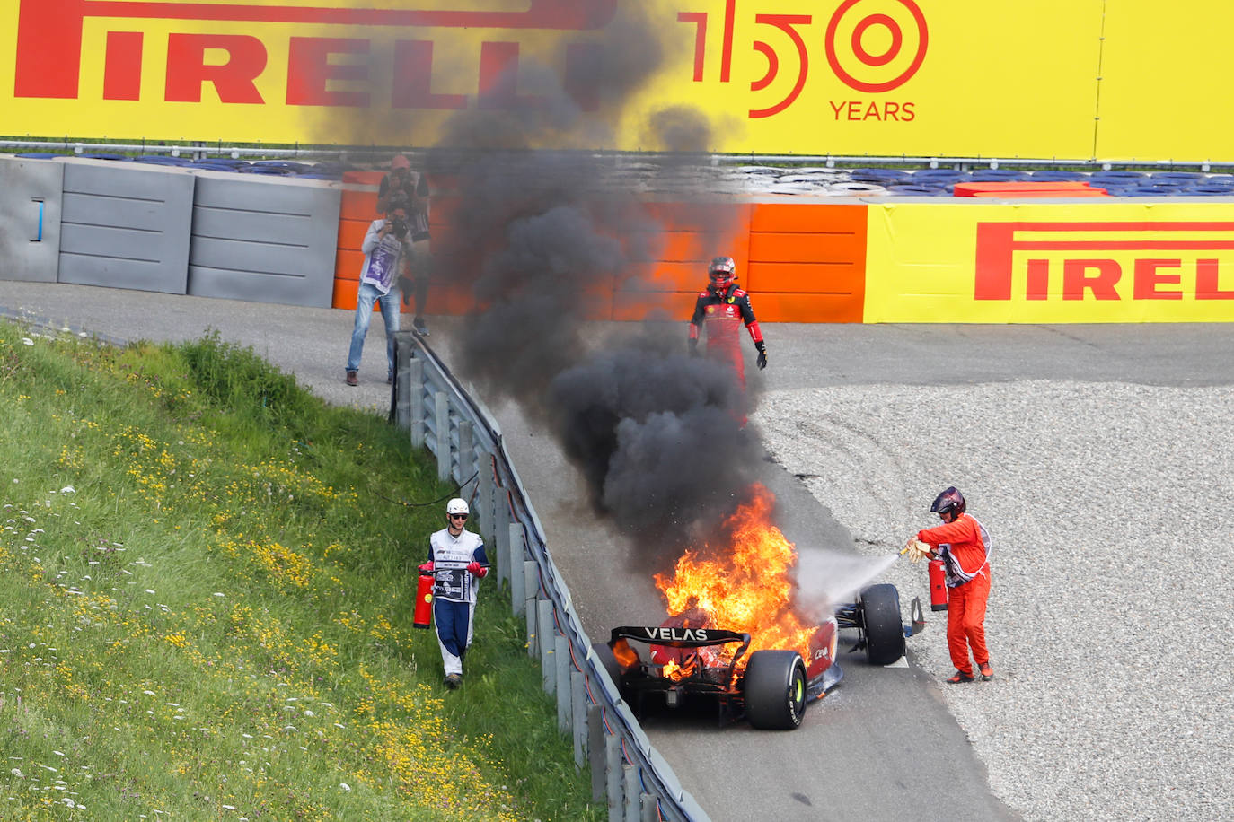 Fotos: El ferrari de Carlos Sainz en llamas en el GP de Austria 2022