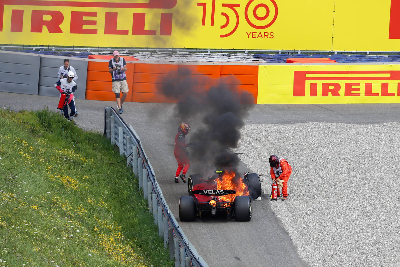 Fotos: El ferrari de Carlos Sainz en llamas en el GP de Austria 2022