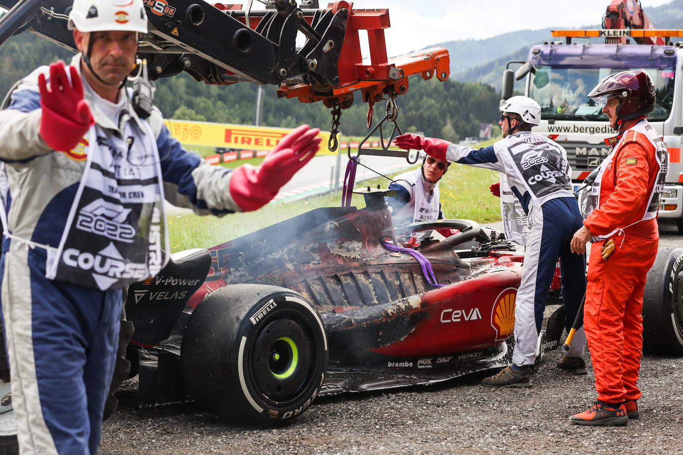 Fotos: El ferrari de Carlos Sainz en llamas en el GP de Austria 2022