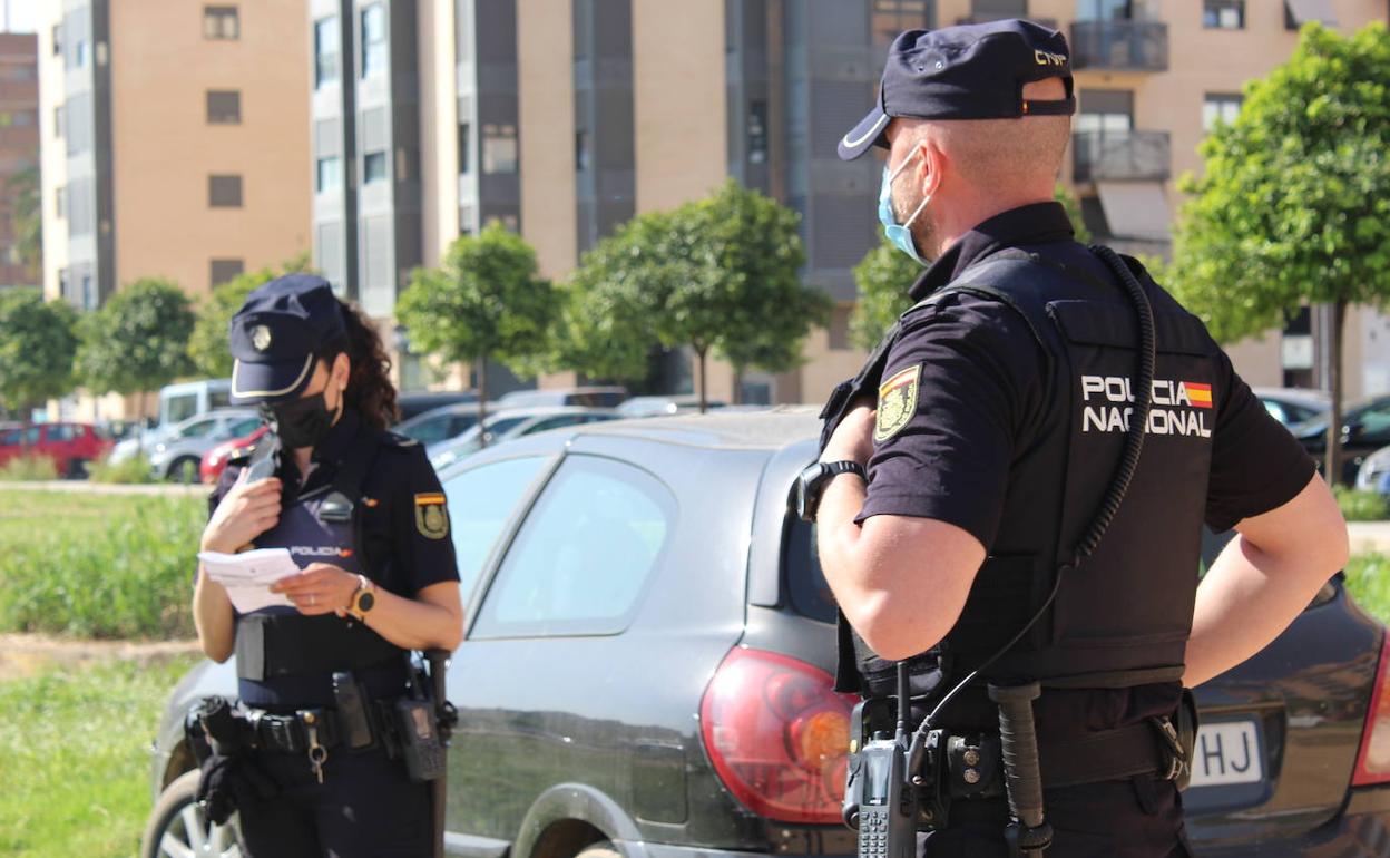 Violencia de género | Detenido un hombre que se coló en casa de su exmujer por la terraza saltando desde la azotea en Valencia