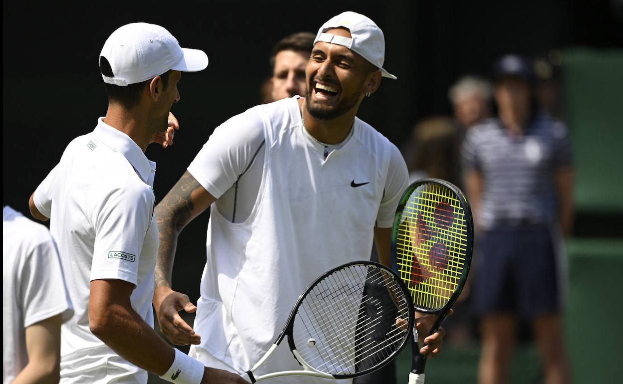 Djokovic y Kyrgios bromean antes de la final de Winbledon 2022. 