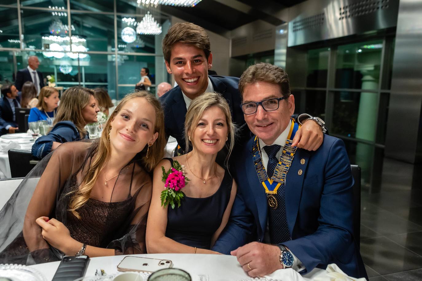 La familia del nuevo presidente del Rotary Club Valencia Centro tras la ceremonia de cambio de collares.