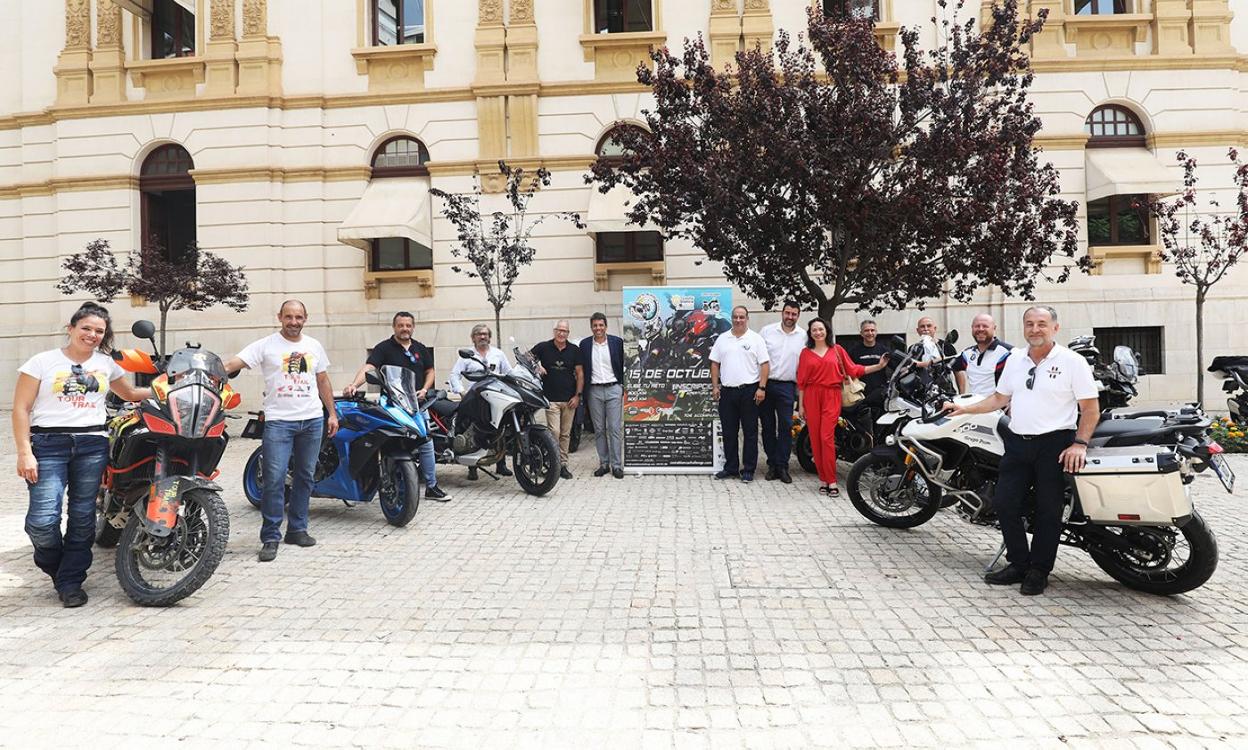 El presidente con los organizadores y moteros de la prueba. LP