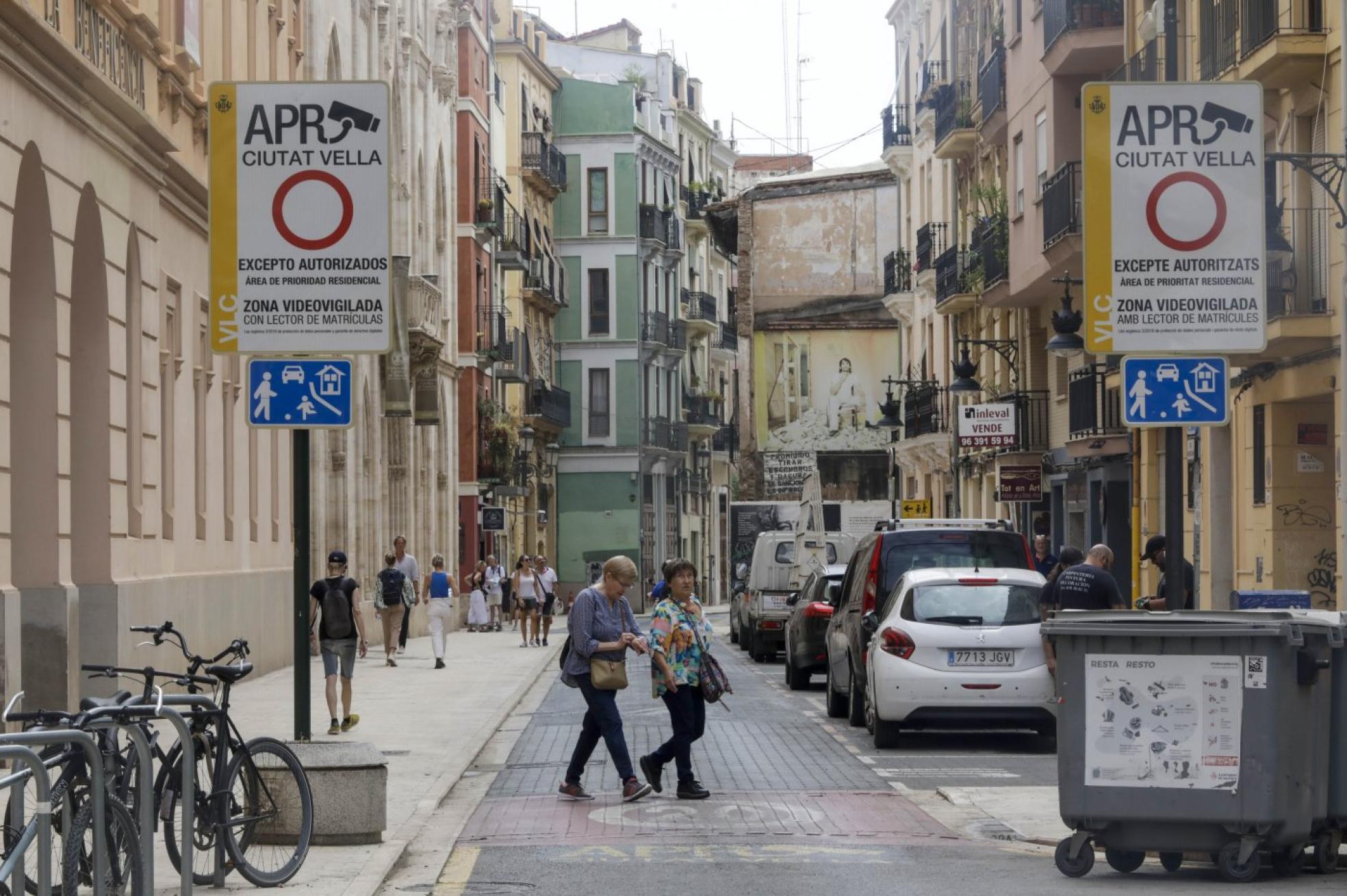 Acceso al barrio controlado por cámaras en la calle Corona. 