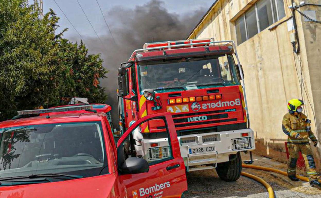 Imagen de archivo de los bomberos durante la extinción de un incendio