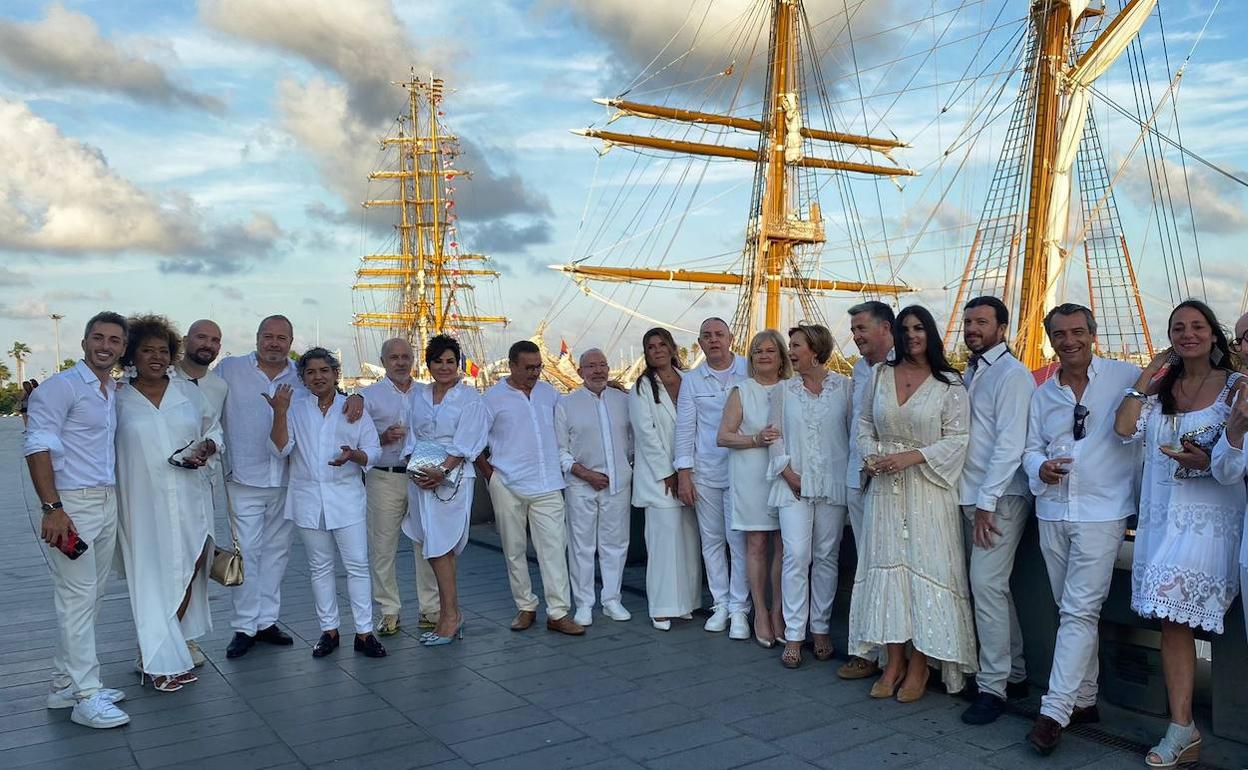 Asistentes a la cena organizada por la parisina afincada en Valencia Samantha Semur.