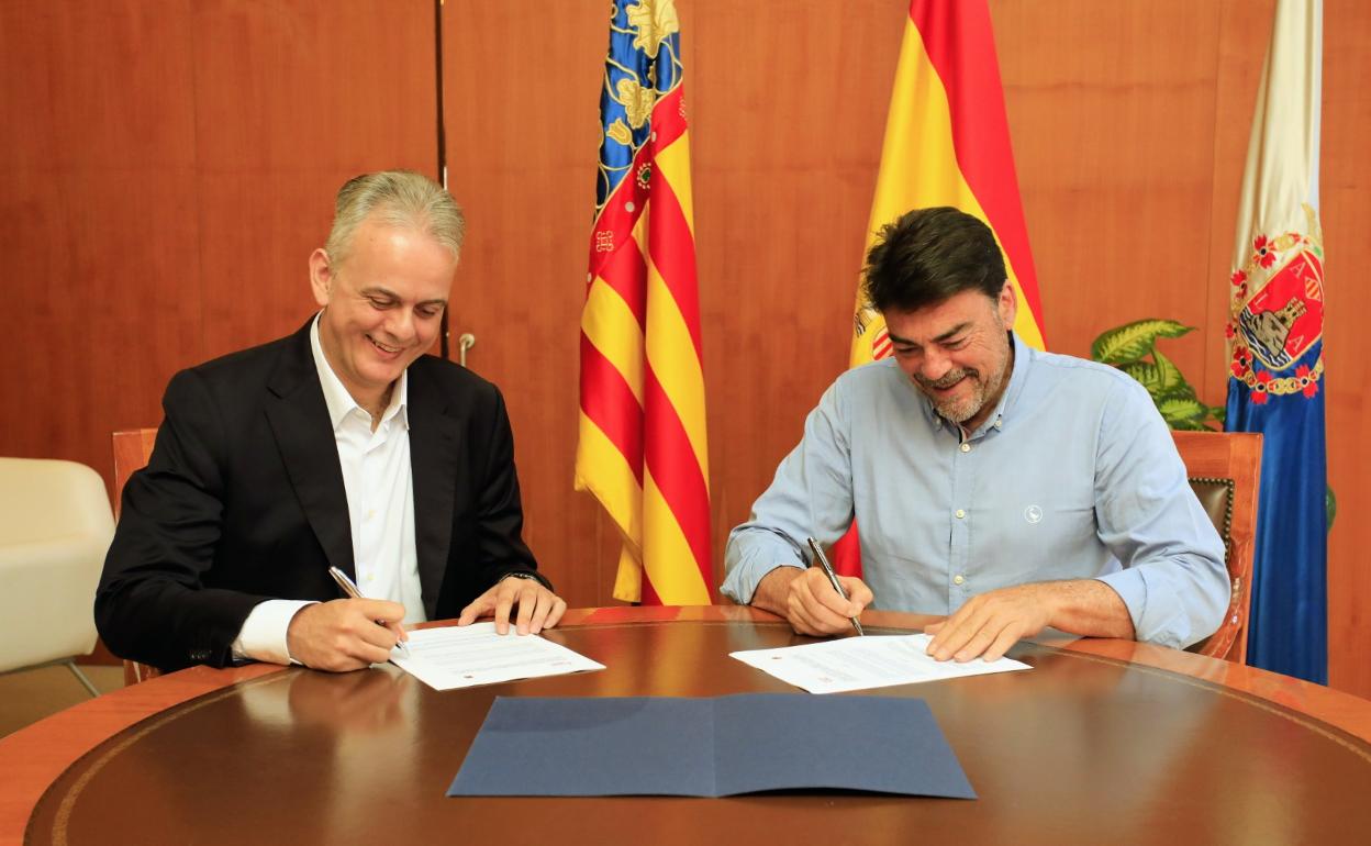 Héctor Illueca y Luis Barcala firman el acuerdo entre Generalitat y Ayuntamiento. 