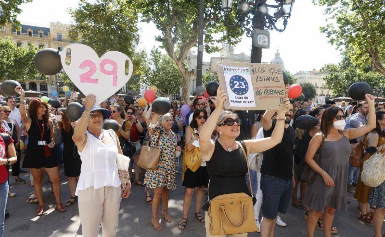 Protesta de interinos, en la plaza del Ayuntamiento de Valencia. 