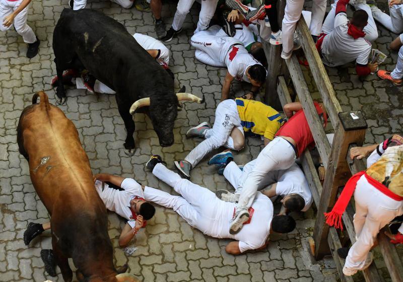 Fotos: Así ha sido el accidentado quinto encierro de &#039;San Fermín&#039;