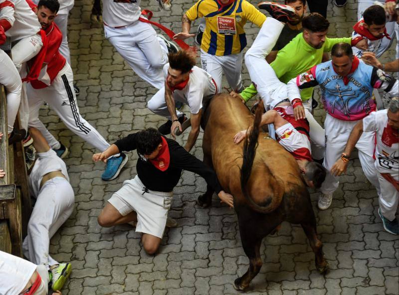 Fotos: Así ha sido el accidentado quinto encierro de &#039;San Fermín&#039;