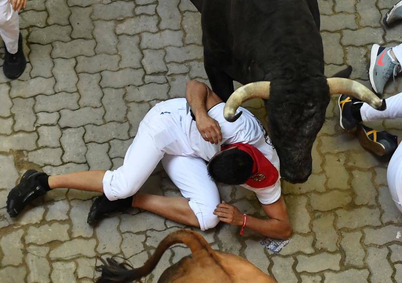 Fotos: Así ha sido el accidentado quinto encierro de &#039;San Fermín&#039;