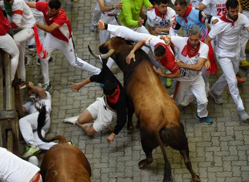 Fotos: Así ha sido el accidentado quinto encierro de &#039;San Fermín&#039;