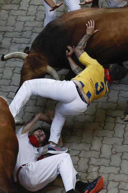 Fotos: Así ha sido el accidentado quinto encierro de &#039;San Fermín&#039;
