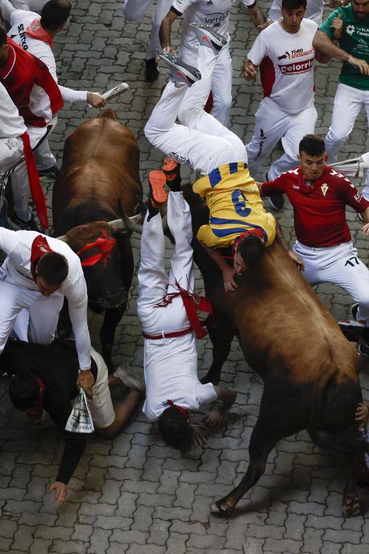 Fotos: Así ha sido el accidentado quinto encierro de &#039;San Fermín&#039;