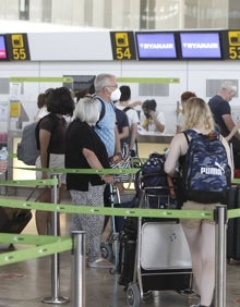 Imagen secundaria 2 - Imagenes de las colas en los mostradores de Ryanair esta mañana en El Altet. 