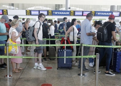 Imagen secundaria 1 - Imagenes de las colas en los mostradores de Ryanair esta mañana en El Altet. 