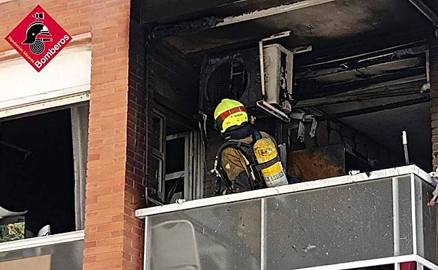 Los bomberos comprueban que el fuego ha quedado completamente extinguido. 