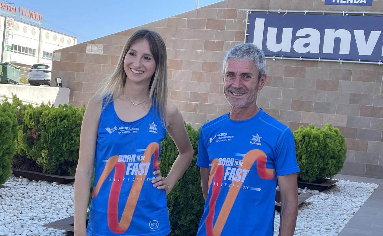 Cristina Ferrando y Martín Fiz posa con las camisetas. 