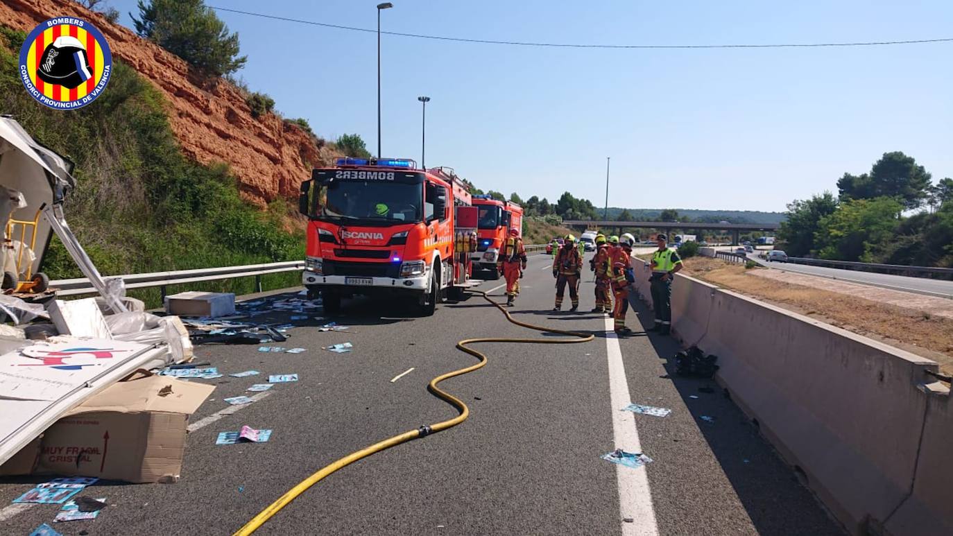 Fotos: Un accidente entre dos camiones provoca el vertido de miles de litros de gasóleo y corta la A-3