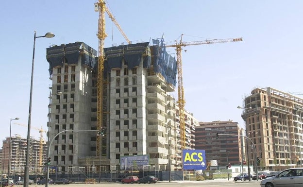 Imagen principal - Dos imágenes de archivo de la Torre de Francia en construcción, hace ahora veinte años. A la derecha, en la actualidad.